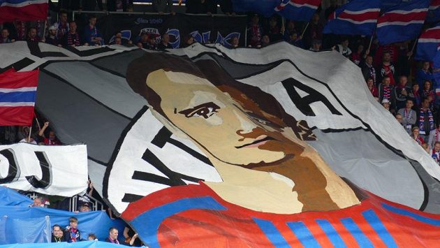Fanoušci Plzně choreem zavzpomínali na Mariána Čišovského, který bojuje s vážnou nemocí. Fanoušci Plzně choreem zavzpomínali na Mariána Čišovského, který bojuje s vážnou nemocí.