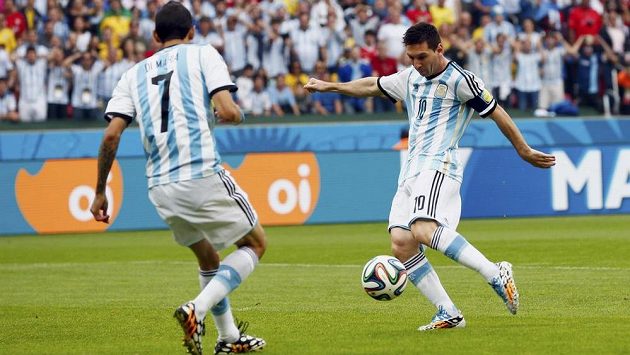 Lionel Messi (vpravo) otevírá skóre zápasu Argentina - Nigérie. Lionel Messi (vpravo) otevírá skóre zápasu Argentina - Nigérie.