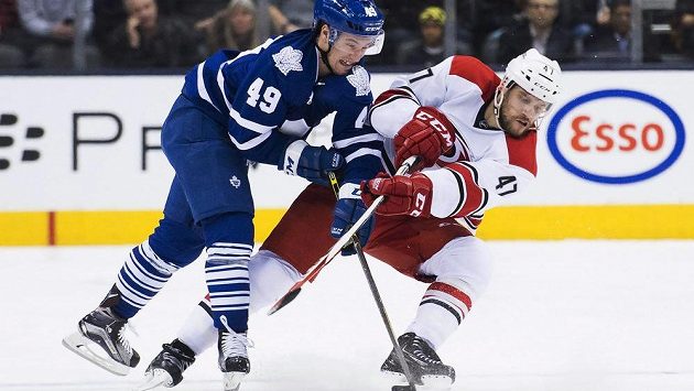 V souboji jsou Brendan Leipsic (vlevo) z Toronta a český obránce Caroliny Michal Jordán. V souboji jsou Brendan Leipsic (vlevo) z Toronta a český obránce Caroliny Michal Jordán.