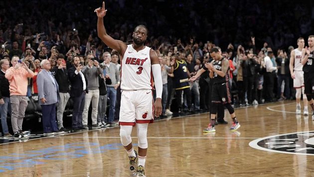 Basketbalista Miami Heat Dwyane Wade (3) v duelu s Brooklyn Nets. Basketbalista Miami Heat Dwyane Wade (3) v duelu s Brooklyn Nets.
