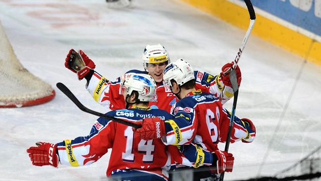 Hokejisté Pardubic oslavují druhý gól na ledě Sparty. Hokejisté Pardubic oslavují druhý gól na ledě Sparty.