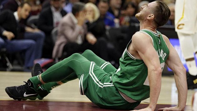 Bostonský Gordon Hayward se zlomenou nohou při utkání s Clevelandem. Bostonský Gordon Hayward se zlomenou nohou při utkání s Clevelandem.