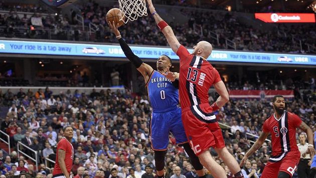 Russell Westbrook z Oklahoma City Thunder(0) a centr Washingtonu Marcin Gortat (13). Russell Westbrook z Oklahoma City Thunder(0) a centr Washingtonu Marcin Gortat (13).