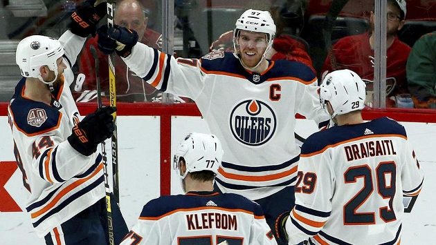 Connor McDavid slaví rozhodující trefu v prodloužení. Connor McDavid slaví rozhodující trefu v prodloužení.