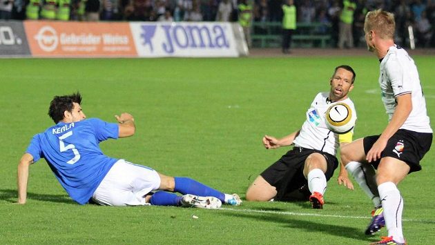 Plzeňský kapitán Pavel Horváth (uprostřed) v utkání v Sarajevu. Plzeňský kapitán Pavel Horváth (uprostřed) v utkání v Sarajevu.