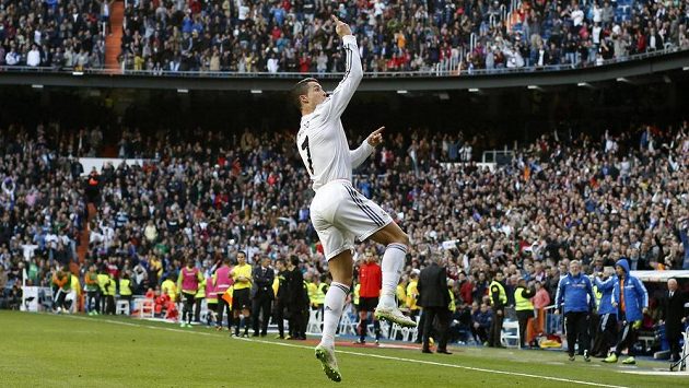Fanoušci Realu Madrid i největší hvězda týmu Cristiano Ronaldo se dočkají rekonstrukce stadiónu San Bernabéu. Fanoušci Realu Madrid i největší hvězda týmu Cristiano Ronaldo se dočkají rekonstrukce stadiónu San Bernabéu.