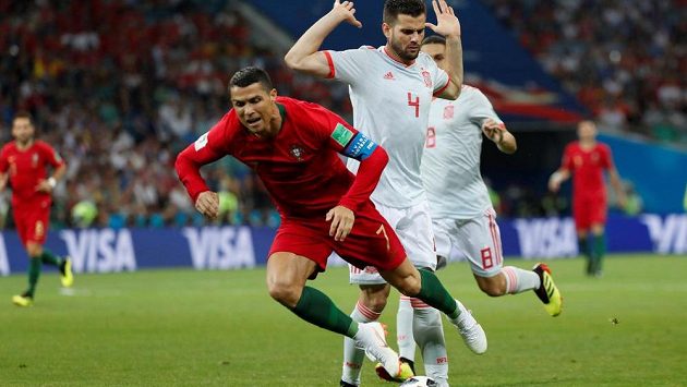 Portugalec Cristiano Ronaldo po zákroku Španěla Nacha už letí vzduchem v pokutovém území během utkání MS. Sudí odpískal pokutový kop. Portugalec Cristiano Ronaldo po zákroku Španěla Nacha už letí vzduchem v pokutovém území během utkání MS. Sudí odpískal pokutový kop.