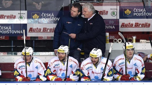Miloš Říha mladší (vlevo) nahradí na lavičce Pardubic svého otce Miloše Říhu staršího. Miloš Říha mladší (vlevo) nahradí na lavičce Pardubic svého otce Miloše Říhu staršího.