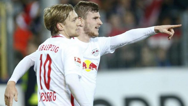 Fotbalisté Lipska Timo Werner a Emil Forsberg (vlevo) se radují z gólu v duelu s Freiburgem. Fotbalisté Lipska Timo Werner a Emil Forsberg (vlevo) se radují z gólu v duelu s Freiburgem.