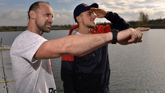 Kanoista Martin Fuksa (vpravo) a jeho otec a trenér Petr u vodního kanálu v Račicích. Kanoista Martin Fuksa (vpravo) a jeho otec a trenér Petr u vodního kanálu v Račicích.