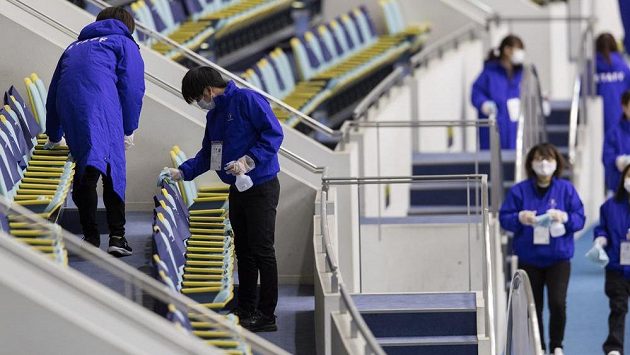 Dva měsíce před plánovaným začátkem mistrovství Evropy v krasobruslení v Záhřebu se tamní hala proměnila v polní nemocnici pro pacienty s covidem-19. V Japonsku se na ISU Grand Prix závodí, ale při dodržení přísných podmínek. Dva měsíce před plánovaným začátkem mistrovství Evropy v krasobruslení v Záhřebu se tamní hala proměnila v polní nemocnici pro pacienty s covidem-19. V Japonsku se na ISU Grand Prix závodí, ale při dodržení přísných podmínek.