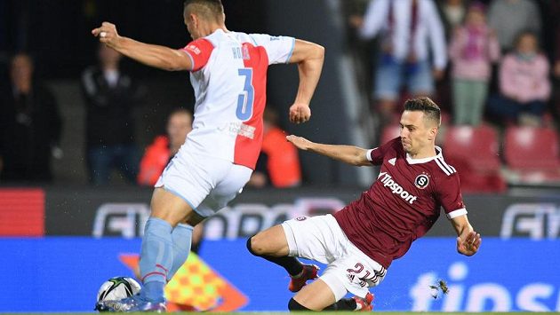 V souboji slávista Tomáš Holeš (vlevo) a sparťan Jakub Pešek. V souboji slávista Tomáš Holeš (vlevo) a sparťan Jakub Pešek.