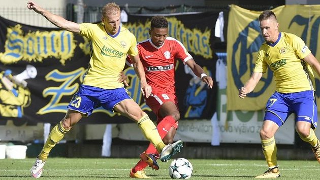 Zleva Miloš Kopečný ze Zlína, Alvin Mateus Fortes z Brna a Lukáš Železník ze Zlína. Zleva Miloš Kopečný ze Zlína, Alvin Mateus Fortes z Brna a Lukáš Železník ze Zlína.