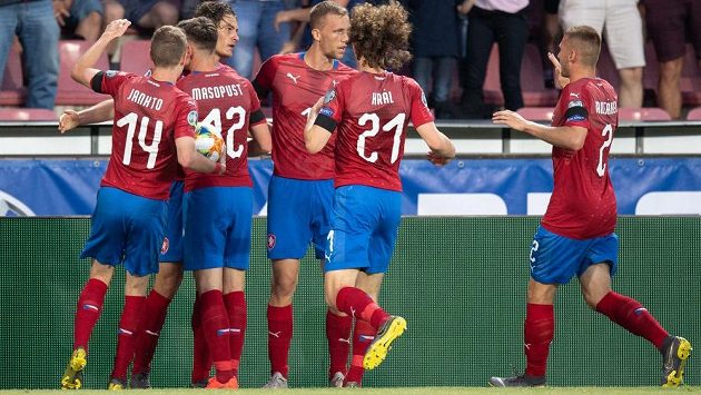 Česká reprezentace oslavuje gól během utkání kvalifikace ME 2020 proti Bulharsku. Česká reprezentace oslavuje gól během utkání kvalifikace ME 2020 proti Bulharsku.