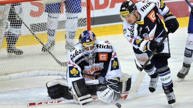 Zleva brankář Vítkovic Daniel Dolejš a jeho spoluhráč Lukáš Zíb. Zleva brankář Vítkovic Daniel Dolejš a jeho spoluhráč Lukáš Zíb.