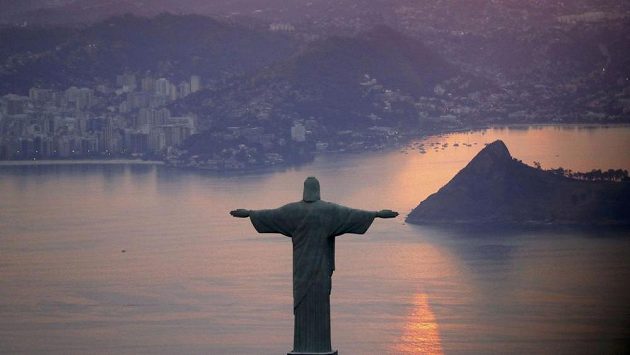 Socha Ježíše Krisa shlíží na Rio de Janeiro. Socha Ježíše Krisa shlíží na Rio de Janeiro.
