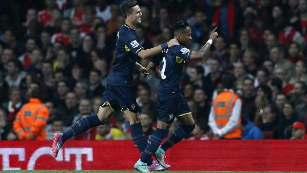 Nathaniel Clyne (vpravo) ze Southamptonu slaví se spoluhráči gól proti Arsenalu ve 3. kole Ligového poháru. Nathaniel Clyne (vpravo) ze Southamptonu slaví se spoluhráči gól proti Arsenalu ve 3. kole Ligového poháru.