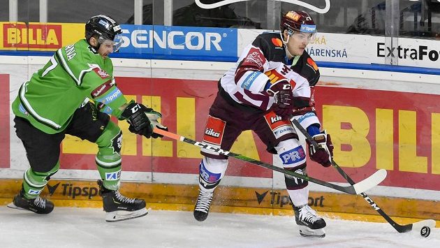 Zleva Radim Zohorna z Mladé Boleslavi a Petr Kalina ze Sparty v utkání 47. kola extraligy. Zleva Radim Zohorna z Mladé Boleslavi a Petr Kalina ze Sparty v utkání 47. kola extraligy.