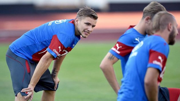 Záložník Martin Frýdek (vlevo) během tréninku české fotbalové reprezentace před dvojzápasem kvalifikace ME 2016 s Kazachstánem a Lotyšskem. Záložník Martin Frýdek (vlevo) během tréninku české fotbalové reprezentace před dvojzápasem kvalifikace ME 2016 s Kazachstánem a Lotyšskem.