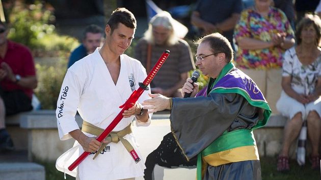 Ústí nad Orlicí přivítalo místního rodáka Jaroslava Kulhavého (vlevo) po olympijském úspěchu Riu v japonském stylu. Ústí nad Orlicí přivítalo místního rodáka Jaroslava Kulhavého (vlevo) po olympijském úspěchu Riu v japonském stylu.