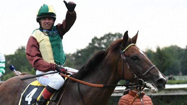 Žokej Marcel Novák slaví triumf se svěřencem trenérky Hany Kabelkové Talentem v závěrečné kvalifikaci na 129. Velkou pardubickou. Žokej Marcel Novák slaví triumf se svěřencem trenérky Hany Kabelkové Talentem v závěrečné kvalifikaci na 129. Velkou pardubickou.