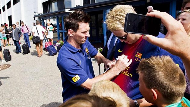 Lionel Messi plní tajné sny lovců autogramů na letišti v Oslu. Lionel Messi plní tajné sny lovců autogramů na letišti v Oslu.