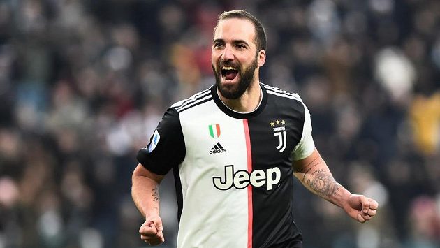 Argentinský fotbalista Juventusu Turín Gonzalo Higuaín se radujue z gólu během utkání Serie A proti Cagliari (Ilustrační foto) Argentinský fotbalista Juventusu Turín Gonzalo Higuaín se radujue z gólu během utkání Serie A proti Cagliari (Ilustrační foto)