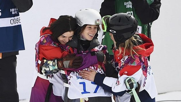 Šárku Pančochovou utěšují kolegyně po pádu ve druhém kole olympijského závodu ve slopestylu. Šárku Pančochovou utěšují kolegyně po pádu ve druhém kole olympijského závodu ve slopestylu.