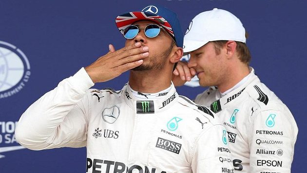 Lewis Hamilton z Mercedesu se raduje z vítězství v kvalifikaci na Velkou cenu Británie. Lewis Hamilton z Mercedesu se raduje z vítězství v kvalifikaci na Velkou cenu Británie.