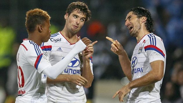 Záložník Lyonu Yoann Gourcuff (uprostřed) slaví se spoluhráči gól proti Marseille. Záložník Lyonu Yoann Gourcuff (uprostřed) slaví se spoluhráči gól proti Marseille.