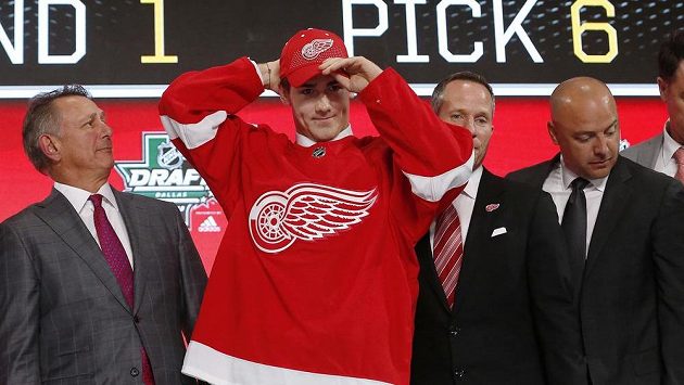 Český talent Filip Zadina míří z 6. pozice na draftu do Detroitu. Český talent Filip Zadina míří z 6. pozice na draftu do Detroitu.