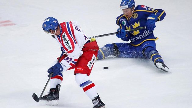 Švéd Andreas Engqvist v nehokejové pozici, stínuje mu Martin Erat. Švéd Andreas Engqvist v nehokejové pozici, stínuje mu Martin Erat.