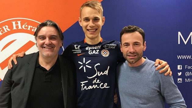 Lukáš Pokorný v dresu Montpellieru s Viktorem Kolářem, manažerem ze zastupující agentury Sport Invest, a Laurentem Nicollinem (vlevo), prezidentem francouzského klubu. Lukáš Pokorný v dresu Montpellieru s Viktorem Kolářem, manažerem ze zastupující agentury Sport Invest, a Laurentem Nicollinem (vlevo), prezidentem francouzského klubu.