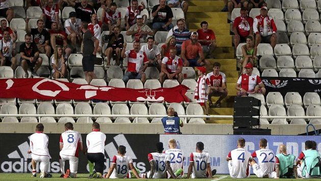 Fotbalisté Slavie děkují po utkání v Nikósii svým příznivcům. Fotbalisté Slavie děkují po utkání v Nikósii svým příznivcům.