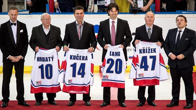 Jan Hrbatý, Jiří Kučera, Robert Lang, Pavel Křížek byli ve čtvrtek uvedeni do Síně slávy českého hokeje. Zcela vlevo je Dominik Hašek, vpravo pak prezident ČSLH Tomáš Král. Jan Hrbatý, Jiří Kučera, Robert Lang, Pavel Křížek byli ve čtvrtek uvedeni do Síně slávy českého hokeje. Zcela vlevo je Dominik Hašek, vpravo pak prezident ČSLH Tomáš Král.