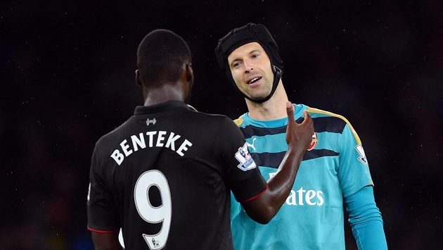 Petr Čech z Arsenalu se po dohrávce třetího ligového kola zdraví s liverpoolským Christianem Bentekem. Petr Čech z Arsenalu se po dohrávce třetího ligového kola zdraví s liverpoolským Christianem Bentekem.