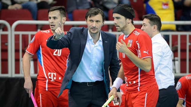 Trenér reprezentace Radim Cepek udílí pokyny Tomáší Sladkému. Trenér reprezentace Radim Cepek udílí pokyny Tomáší Sladkému.