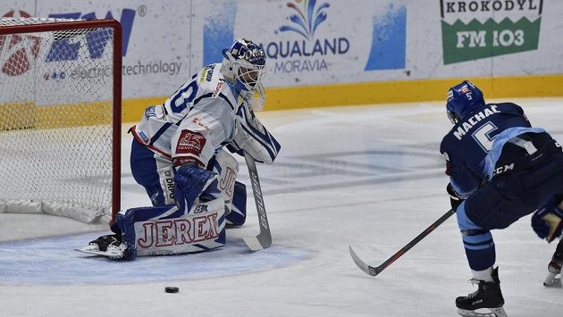 Brankář Brna Karel Vejmelka a útočník Patrik Machač z Kladna. Brankář Brna Karel Vejmelka a útočník Patrik Machač z Kladna.