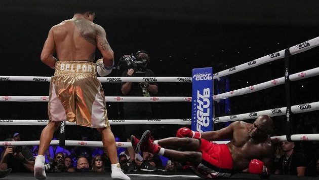 Návrat bývalého mistra světa v těžké váze Evandera Holyfielda do boxerského ringu po více než deseti letech neměl dlouhého trvání. Návrat bývalého mistra světa v těžké váze Evandera Holyfielda do boxerského ringu po více než deseti letech neměl dlouhého trvání.