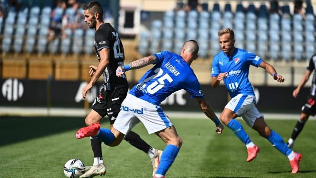 Nemanja Kuzmanovič z Baníku (vpravo) sleduje souboj mezi záložníkem Českých Budějovic Petrem Javorkem (vlevo) a obráncem Ostravy Jiřím Fleišmanem. Nemanja Kuzmanovič z Baníku (vpravo) sleduje souboj mezi záložníkem Českých Budějovic Petrem Javorkem (vlevo) a obráncem Ostravy Jiřím Fleišmanem.