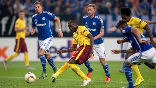 Sparťanský útočník Kehinde Fatai střílí gól proti Schalke na stadiónu v Gelsenkirchenu. Sparťanský útočník Kehinde Fatai střílí gól proti Schalke na stadiónu v Gelsenkirchenu.