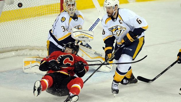 O tvrdé souboje není v NHL nouze. Na ilustračním snímku Jiří Hudler padá po jednom s ostrých soubojů před brankou Nashvillu. O tvrdé souboje není v NHL nouze. Na ilustračním snímku Jiří Hudler padá po jednom s ostrých soubojů před brankou Nashvillu.