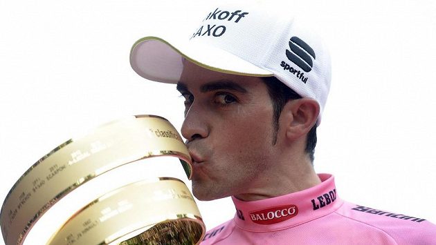 Španělský cyklista Alberto Contador s trofejí pro vítěze Giro d'Italia. Španělský cyklista Alberto Contador s trofejí pro vítěze Giro d'Italia.