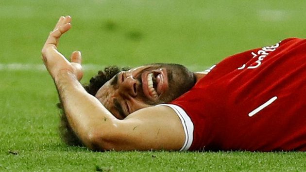 Liverpoolský Mohamed Salah s bolestivou grimasou během finále Ligy mistrů. Liverpoolský Mohamed Salah s bolestivou grimasou během finále Ligy mistrů.