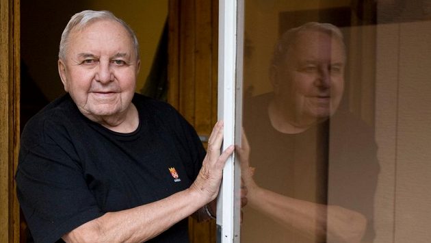 Augustin Bubník, mistr světa z roku 1949 a člen Síně slávy českého hokeje na archivním snímku. Augustin Bubník, mistr světa z roku 1949 a člen Síně slávy českého hokeje na archivním snímku.