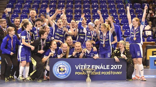 Florbalistky Vítkovic slaví triumf v domácím poháru. Florbalistky Vítkovic slaví triumf v domácím poháru.