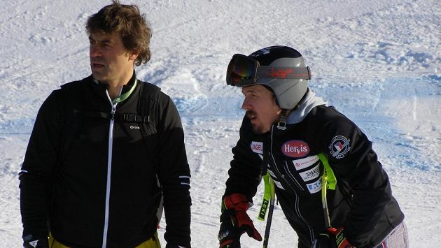 Ondřej Bank (vpravo) s Kristianem Ghedinou během prohlídky trati před závodem super-G ve Val Gardeně. Ondřej Bank (vpravo) s Kristianem Ghedinou během prohlídky trati před závodem super-G ve Val Gardeně.