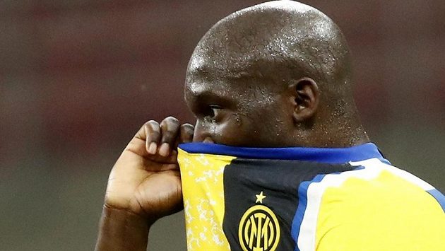 Útočníkovi Romelu Lukakovi z Interu Milán hrozí trest za porušení opatření proti koronaviru. Útočníkovi Romelu Lukakovi z Interu Milán hrozí trest za porušení opatření proti koronaviru.