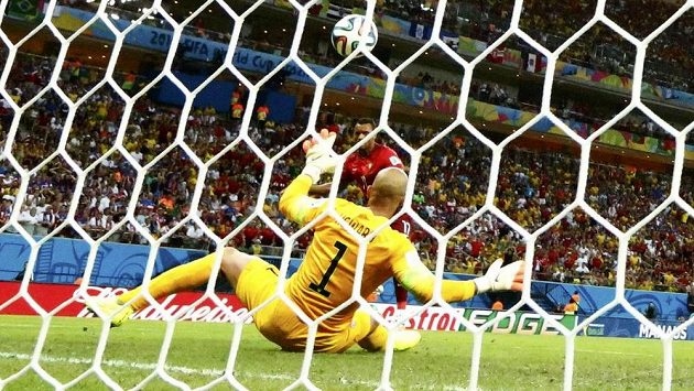 Portugalec Nani (vzadu) překonává amerického brankáře Tima Howarda. Portugalec Nani (vzadu) překonává amerického brankáře Tima Howarda.