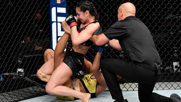 Bojovnice Ariane Lipski slavila na UFC Fight Island vítězství, soupeřku přitom brutálně zničila a ukázala fanouškům, proč se jí říká Královna násilí. Bojovnice Ariane Lipski slavila na UFC Fight Island vítězství, soupeřku přitom brutálně zničila a ukázala fanouškům, proč se jí říká Královna násilí.
